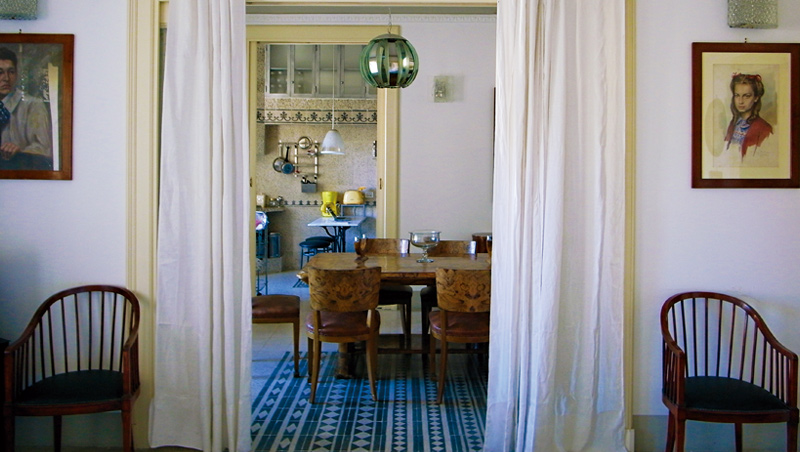 從客廳到飯廳及廚房，半通透的開放空間既有層次感又能維持隱私。